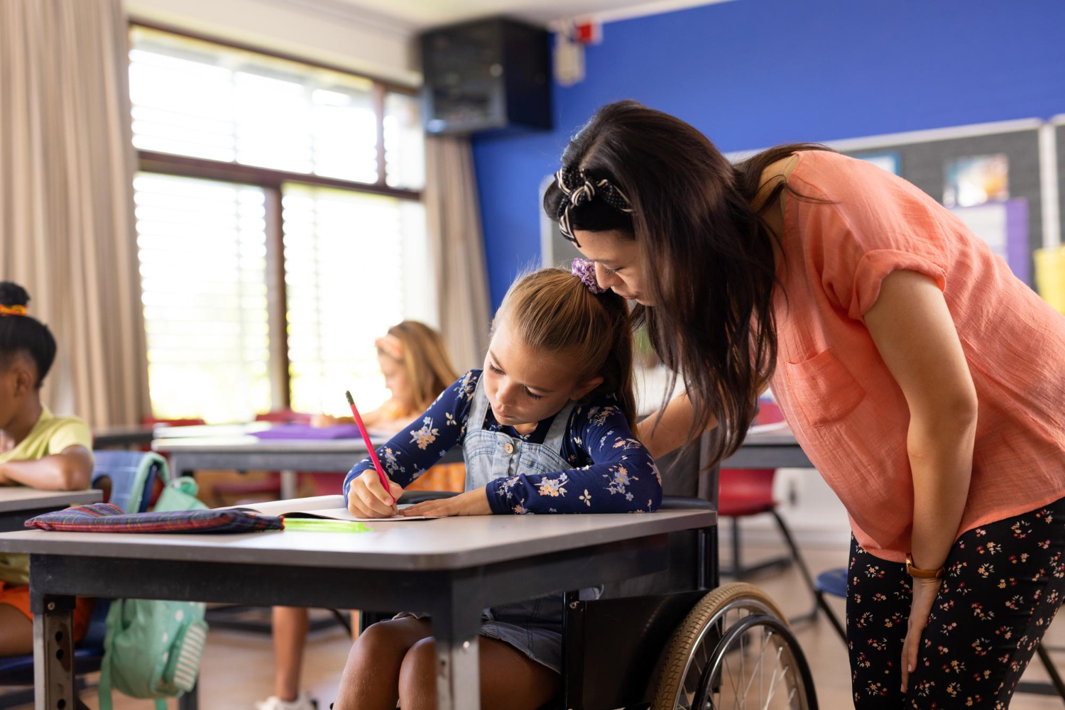 Operatore educativo che supporta una persona con disabilità in un contesto sereno, inclusivo e professionale